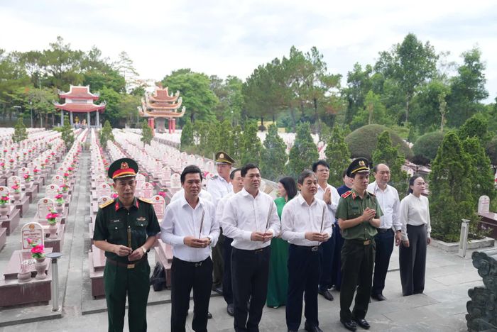 Các đại biểu dâng hương tại Khu mộ liệt sĩ Hà Bắc tại Nghĩa trang liệt sĩ quốc gia Trường Sơn - Ảnh: LO