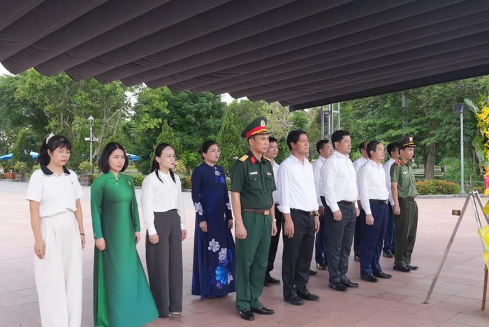 Đoàn công tác tỉnh Bắc Ninh viếng các anh hùng liệt sĩ tại Di tích quốc gia đặc biệt Thành Cổ Quảng Trị - Ảnh: L.O