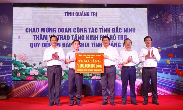 Lãnh đạo tỉnh Bắc Ninh trao tượng trưng kinh phí hỗ trợ công tác an sinh xã hội và chăm lo người có công tại Quảng Trị - Ảnh: LO