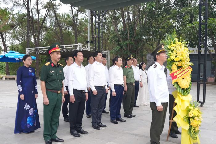 Các đại biểu dâng hoa, dâng hương tri ân các anh hùng liệt sĩ tại Nghĩa trang liệt sĩ quốc gia Trường Sơn - Ảnh: L.O