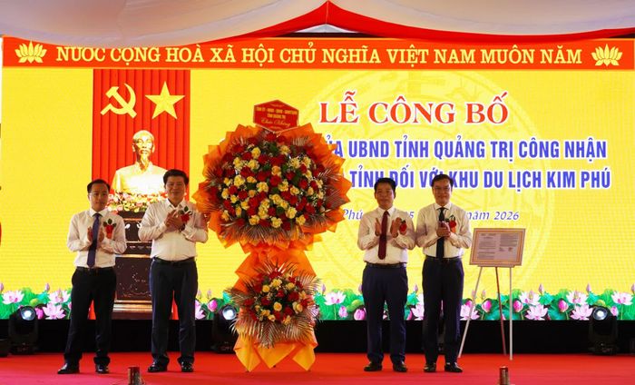 Đồng chí Trần Vũ Khiêm, Phó Bí thư Thường trực Tỉnh ủy, Trưởng đoàn đại biểu Quốc hội tỉnh tặng hoa chúc mừng Đảng bộ, chính quyền và nhân dân xã Kim Phú - Ảnh: X.P