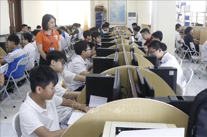 Các học sinh tham gia thi.