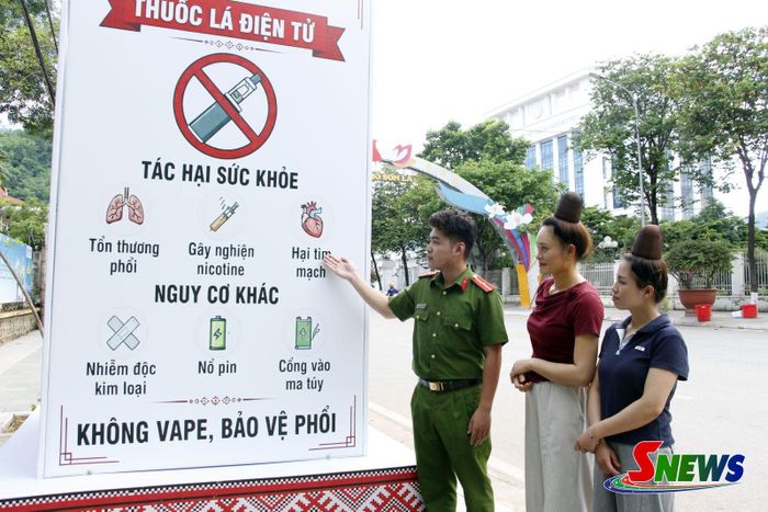 Công an phường Chiềng Cơi tuyên truyền tác hại thuốc lá điện tử thông qua cụm papo.