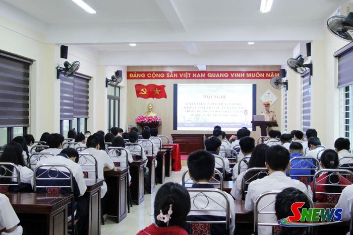 Phòng Cảnh sát giao thông, Công an tỉnh phối hợp tuyên truyền pháp luật về TTATGT cho học sinh Trường THPT Tô Hiệu.