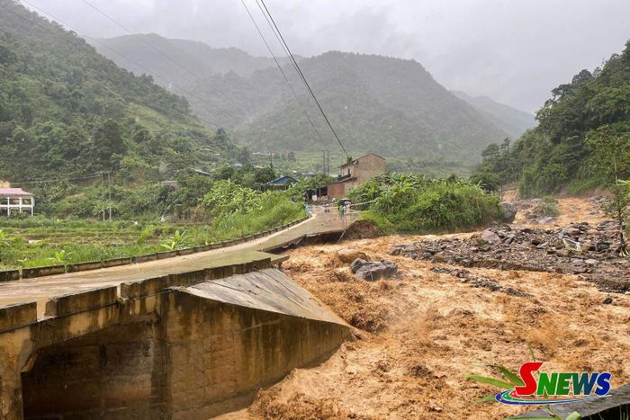 Sạt lở đường tỉnh lộ 106 đoạn qua bản Piệng, xã Mường La