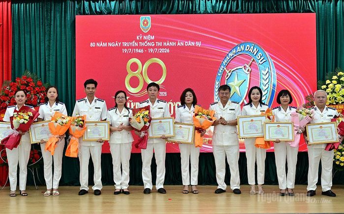  Lãnh đạo Cục Quản lý thi hành án dân sự - Bộ Tư pháp tặng Giấy khen cho các tập thể, cá nhân của Thi hành án dân sự Tuyên Quang. 