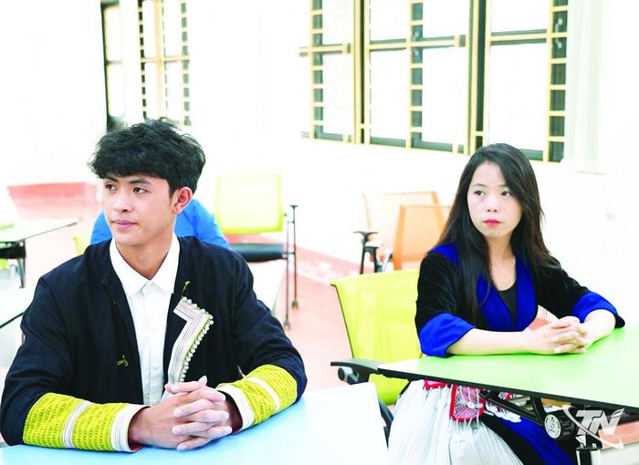 Em Chảo Láo San ( bên trái) tham gia dự án “Nâng cao năng lực cho sinh viên dân tộc thiểu số tại Việt Nam”.