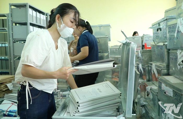 Phân loại, chỉnh lý hồ sơ, tài liệu tồn đọng tại Kho lưu trữ Bệnh viện Đa khoa Bắc Kạn.