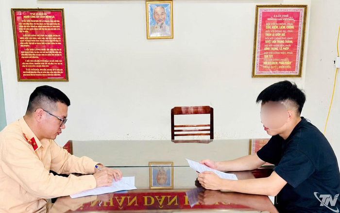 Cán bộ Cảnh sát giao thông làm việc với người vi phạm.