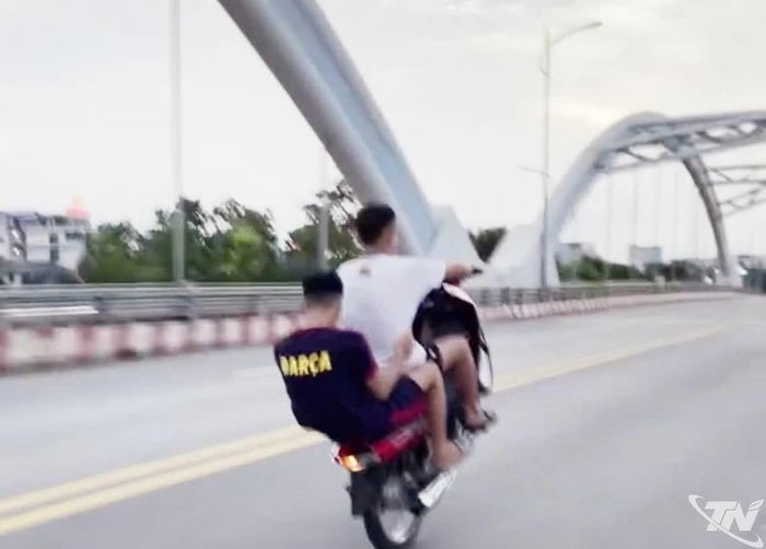 Hình ảnh vi phạm của hai nam thanh niên.