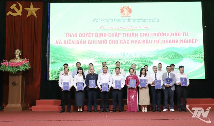 Lãnh đạo tỉnh trao biên bản ghi nhớ đầu tư cho các đơn vị.