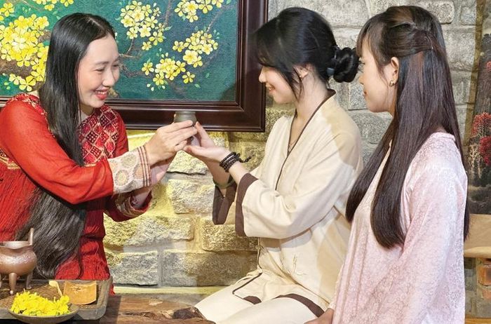 Thưởng thức trà ở Hiên trà Nhị Độ Mai