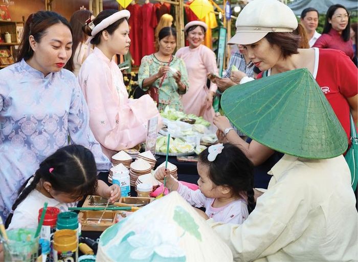 Khách trải nghiệm tại Ngày hội Sen Huế 2026 