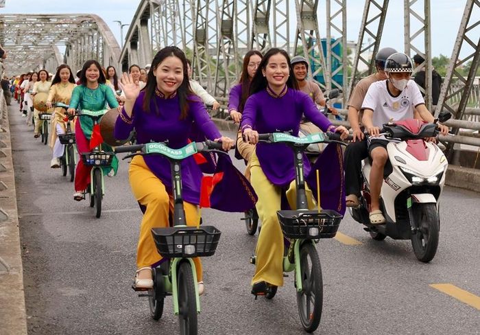 Sắc tím áo dài qua cầu Trường Tiền 