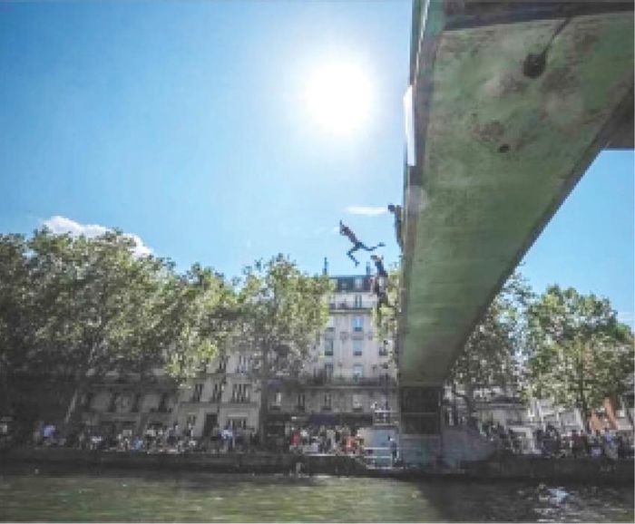  Người dân nhảy xuống kênh Saint-Martin để giải nhiệt trong thời tiết nóng bức ở Paris