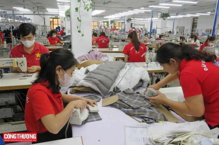 Doanh nghiệp Việt Nam cần chuyển từ chiến lược “gia công để tăng trưởng” sang “tạo giá trị để phát triển”, qua đó nâng cao vị thế của ngành dệt may trên bản đồ thương mại thế giới. (Trong ảnh: Sản xuất tại Tổng Công ty CP May 10; ảnh: TCCT/Hoàng Phương)