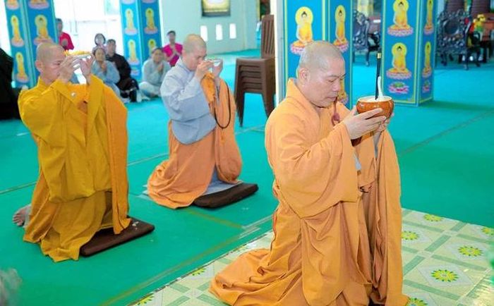 Dâng phạn thực cúng dường vị Tổ khai sơn chùa Thiên Chơn nhân ngày húy nhật