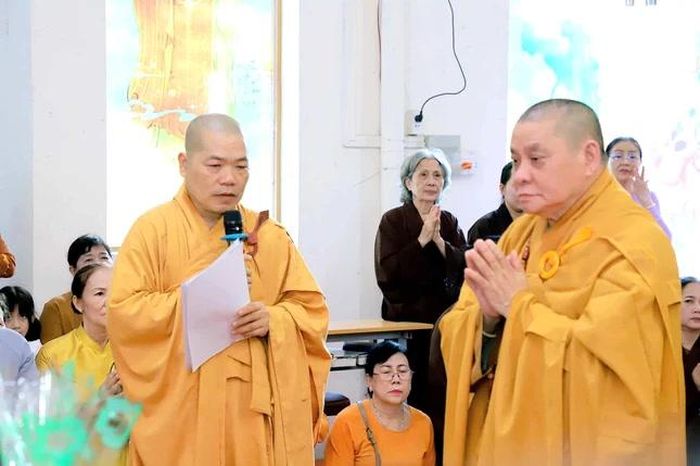 Thượng tọa Thích Chơn Phát, trụ trì chùa Thiên Chơn tác bạch tri ân