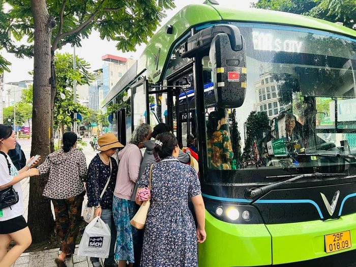 Điểm dừng xe buýt trước tòa nhà PTA, số 1 Kim Mã, Hà Nội.
