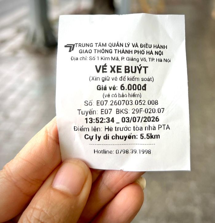 Lãnh đạo Trung tâm Quản lý và Điều hành giao thông thành phố Hà Nội xác nhận chiếc vé này không đúng với mẫu mới nhất đang được áp dụng.