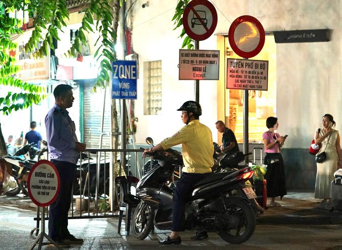 Hà Nội bắt đầu cấm các phương tiện giao thông đường bộ (xe mô tô, xe gắn máy và các loại ô tô) tại 12 tuyến phố thuộc khu vực 1 của phường Hoàn Kiếm từ tối 3/7, khung giờ cấm từ 19h - 24h. Động thái này nhằm giảm ô nhiễm, thúc đẩy giao thông xanh.