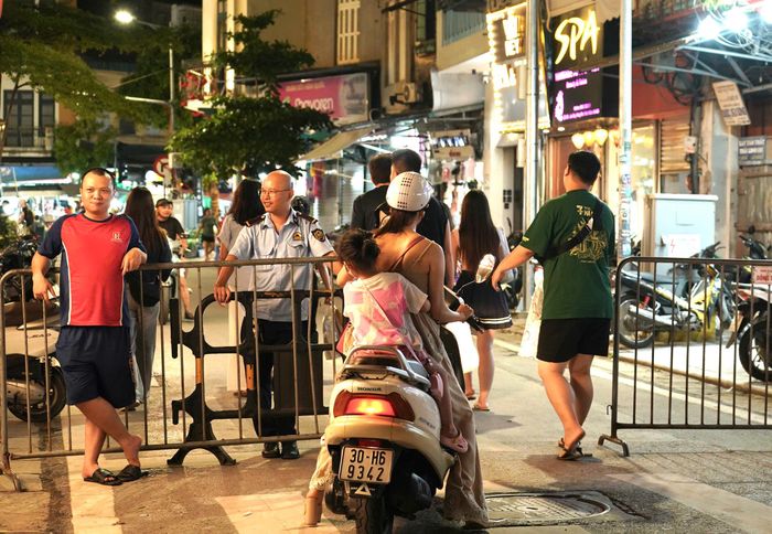 Chị Diệp nhà ở Hàng Buồm chia sẻ : ''Thời gian cấm xe cũng trùng với phố đi bộ hồ Hoàn Kiếm nên cũng chưa có nhiều biến động so với những cuối tuần trước. Bản thân tôi và gia đình rất ủng hộ chủ trương này của thành phố, sắp tới tôi cũng sẽ đổi sang xe điện cho tiết kiệm và để bảo vệ môi trường''.