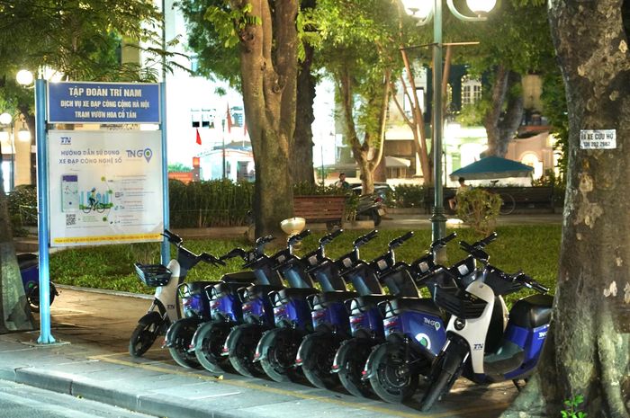 Dịch vụ cho thuê xe đạp điện được triển khai rộng rãi ở nhiều tuyến phố xung quanh Vùng phát thải thấp nhằm giảm khí thải và bảo vệ môi trường.Giá thuê xe đạp điện khoảng 10.000 đồng cho mỗi 30 phút.