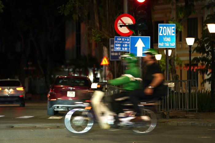 Tại các cửa ngõ dẫn vào khu vực thí điểm, biển báo "Vùng phát thải thấp" được lắp đặt tại nhiều vị trí dễ quan sát trên các tuyến phố Tràng Thi, Đinh Tiên Hoàng, Hàng Khay, Tràng Tiền và một số tuyến giáp ranh khu vực hồ Hoàn Kiếm.