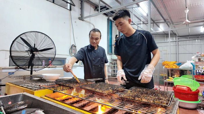 Nhân viên khách sạn cùng du khách vào bếp chế biến món ăn.