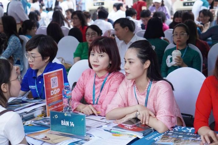 Lãnh đạo Viện Đào tạo quốc tế cùng các giảng viên giàu kinh nghiệm của chương trình DDP tư vấn, giải đáp tận tình những câu hỏi của nhiều phụ huynh và thí sinh. Ảnh: CTV.