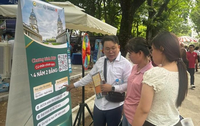 Giảng viên chương trình DDP tư vấn, giải đáp câu hỏi của phụ huynh và thí sinh.