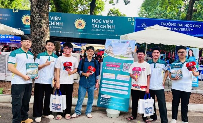 Sinh viên chương trình DDP tham gia tư vấn cho các thí sinh tìm hiểu chương trình đào tạo DDP.