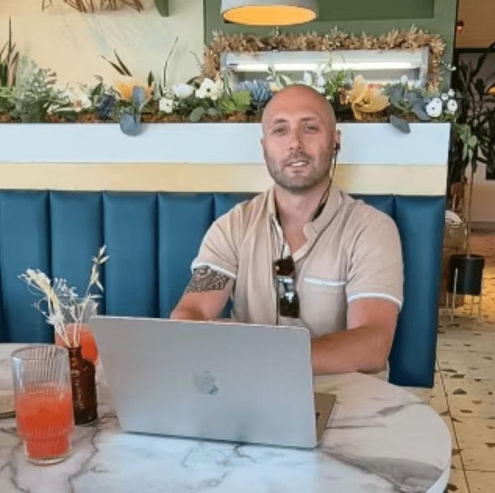 Anh Mikael Tremblay đang bán các bộ tài liệu học tập dạng PDF được tạo bằng AI trên nền tảng Etsy. Ảnh: WSJ