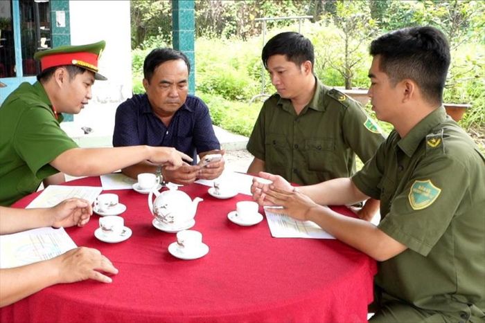 Công an xã Mỹ Hạnh, tỉnh Tây Ninh đến nhà hướng dẫn người dân sử dụng các tiện ích, dịch vụ của tài khoản định danh điện tử trên ứng dụng VNeID