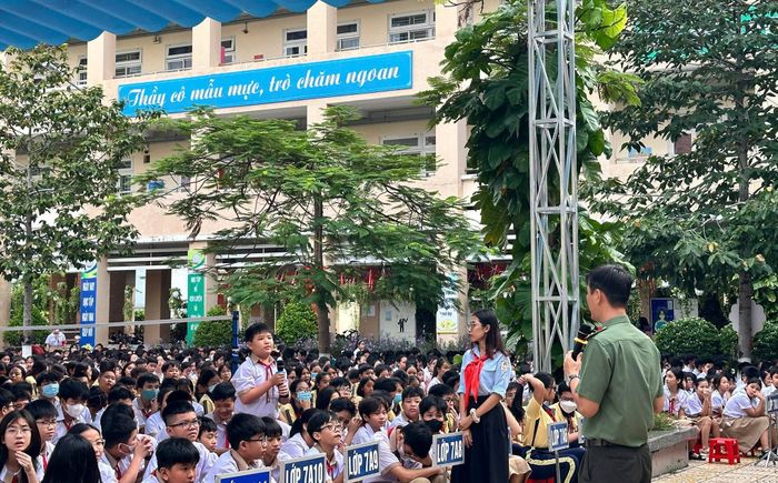 Lực lượng Công an TP. Hồ Chí Minh phổ biến kiến thức pháp luật cho học sinh tại một trường học
