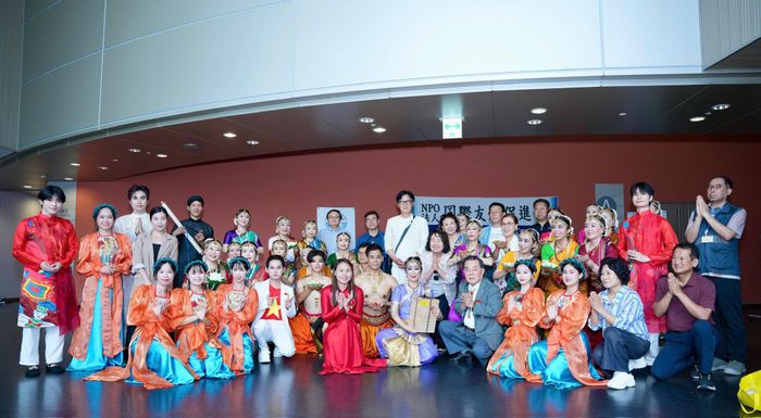 Đoàn Việt Nam tham dự chương trình Giao lưu văn hóa hữu nghị quốc tế lần thứ 18 với các tiết mục nghệ thuật mang đậm bản sắc dân tộc do Hiệp hội Người Việt Nam vùng Kansai biểu diễn