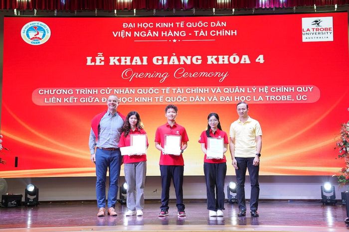 Các tân sinh viên có kết quả xuất sắc trong kỳ tuyển sinh; sinh viên có thành tích học tập xuất sắc được trao học bổng tại lễ khai giảng khóa 4 chương trình cử nhân quốc tế Tài chính và Quản lý liên kết giữa Đại học Kinh tế Quốc dân và Đại học La Trobe. Ảnh: Tuấn Anh