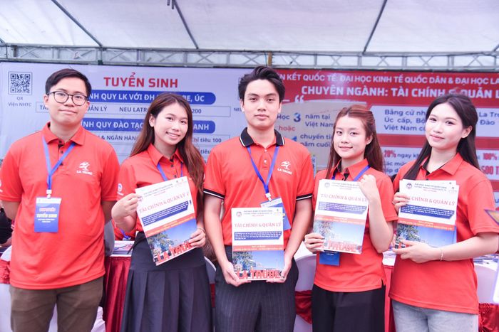 Giảng viên, sinh viên chương trình Cử nhân quốc tế NEU LATROBE tại Ngày hội lựa chọn nguyện vọng xét tuyển đại học - cao đẳng 2026, tổ chức ngày 4/7. Ảnh: Xuân Quý