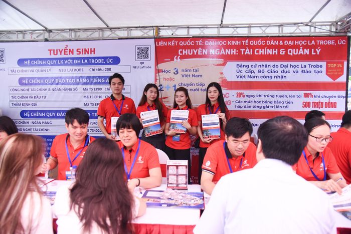 Chương trình NEU LATROBE thu hút nhiều sự quan tâm của thí sinh, phụ huynh tại Ngày hội lựa chọn nguyện vọng xét tuyển đại học - cao đẳng 2026. Ảnh: Xuân Quý