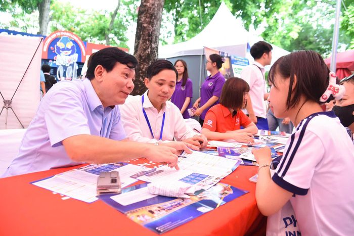 PGS.TS Hoàng Xuân Quế tư vấn cho thí sinh tại Ngày hội lựa chọn nguyện vọng xét tuyển đại học - cao đẳng 2026. Ảnh: Xuân Quý