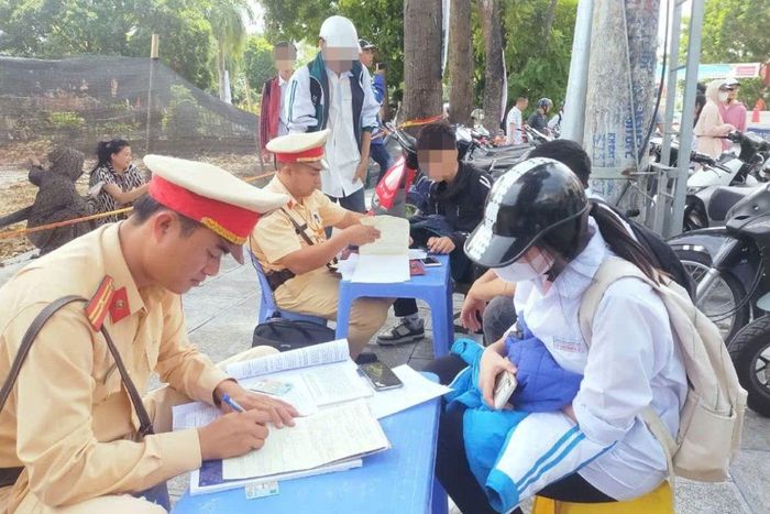 Việc siết chặt quy định xử phạt nhằm hạn chế tình trạng thanh thiếu niên, học sinh chưa đủ tuổi vô tư điều khiển xe mô tô đến trường. Ảnh minh họa. Ảnh: Internet.