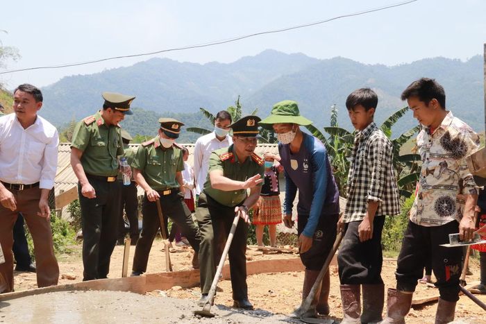 Những chiến sĩ An ninh gần dân sát dân.