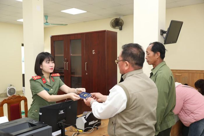 Tận tình phục vụ nhân dân.