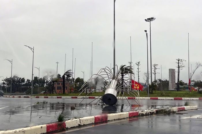 Gió lớn bẻ gãy một cột đèn trang trí cỡ lớn.