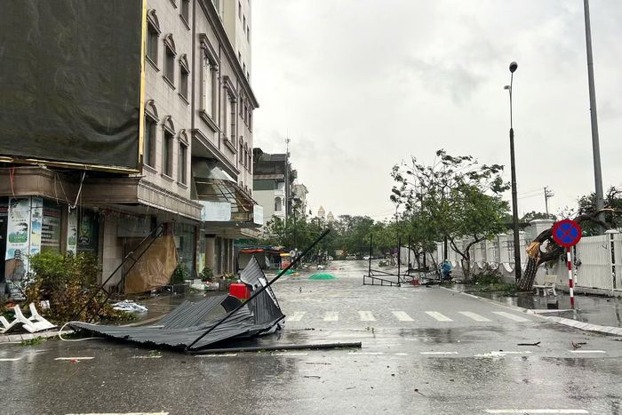 Nhiều mái che, biển quảng cáo cũng bị hất văng xuống đường.