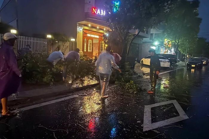 Lực lượng "4 tại chỗ" tỉnh Quảng Ninh cũng xuyên tâm bão để khắc phục hậu quả.