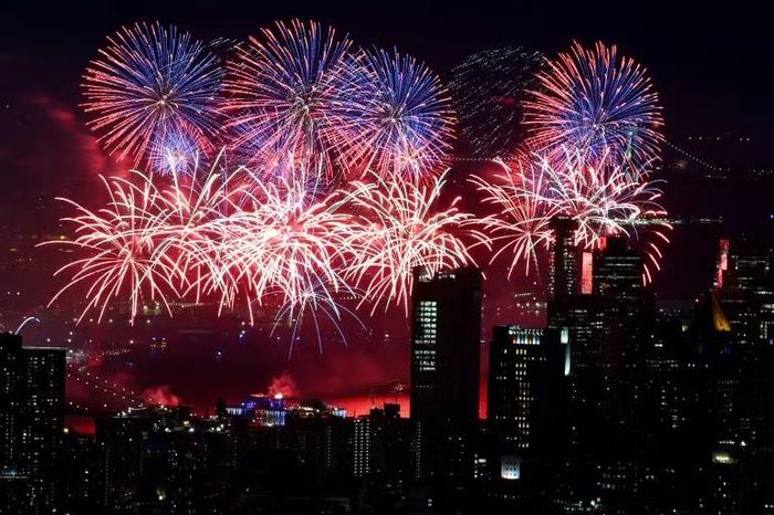 Pháo hoa tại thành phố New York. Ảnh Reuters.