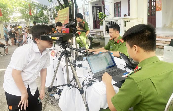 Cán bộ Công an làm Căn cước cho trẻ em.