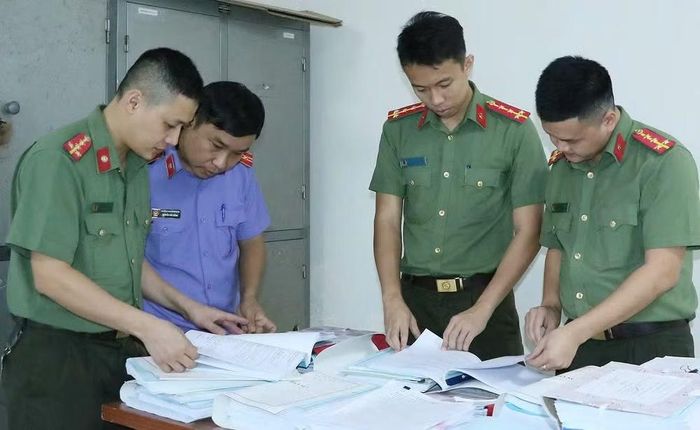 Lực lượng điều tra thu thập hồ sơ, tài liệu tại Công ty Cổ phần Hathaco.