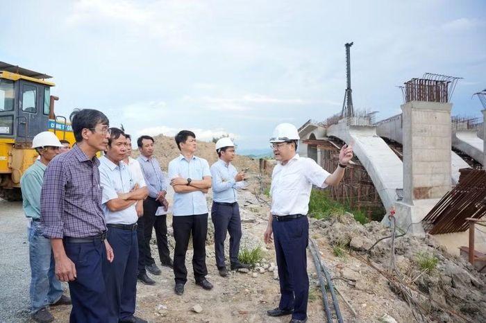 Phó Chủ tịch Thường trực Hoàng Hải Minh kiểm tra dự án đường Tố Hữu nối dài đi sân bay Phú Bài, Huế.